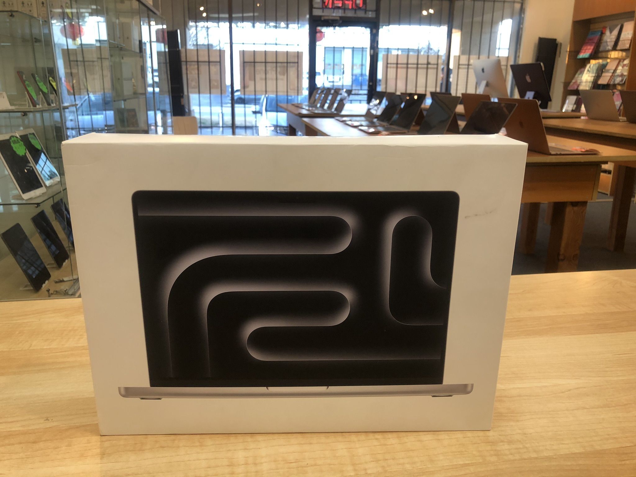 Brand New (2023) 14” MacBook Pro / 512 GB SSD / M3 Chip