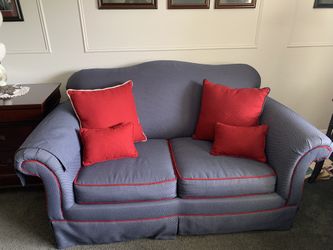 Loveseat w/ Pull Out Bed 