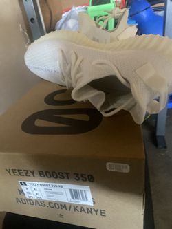 White YEEZY 350 sz 9 BRAND NEW