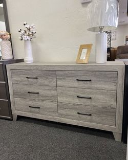 New In  📦  6 Drawer Dresser 
