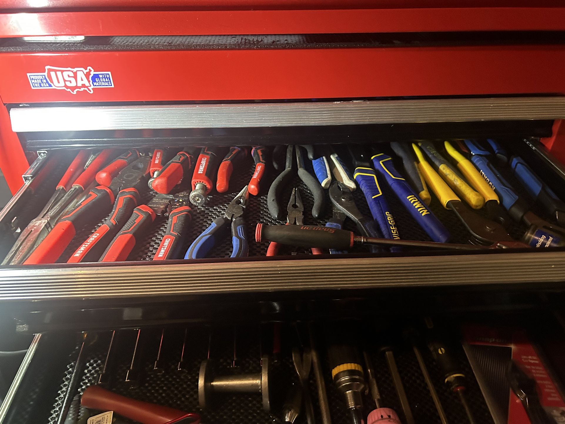 Standup Craftsmen Roller Tool Box With Lots Of Tools