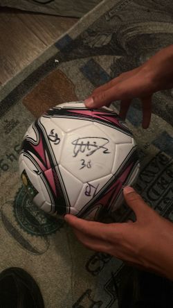 Don’t know nothing about this ball it has signatures of pro soccer players