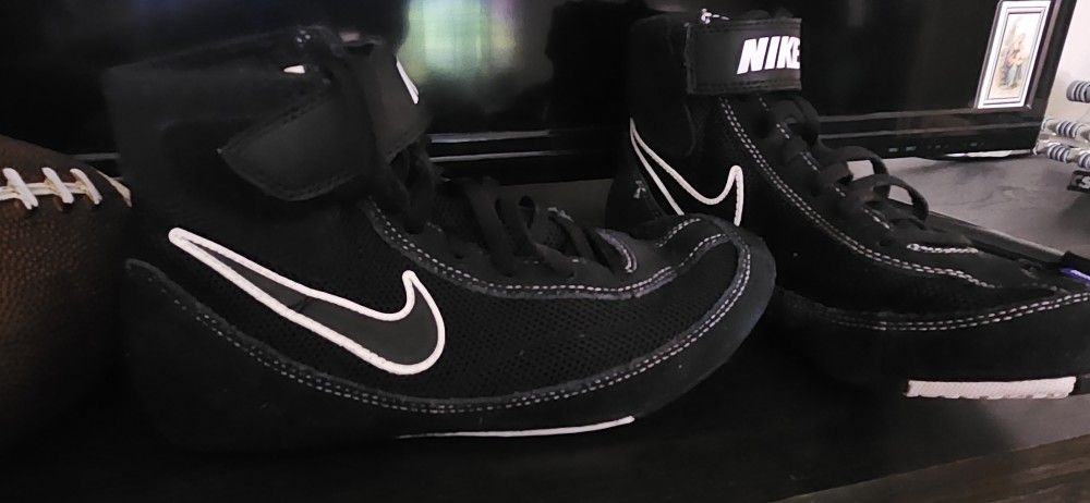 Wrestling Nike Shoes (Youth) 6y