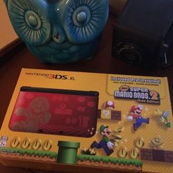 Like New - Nintendo 3DS XL Gold Edition - Super Mario Bros. 2 w/tons of extras!!!