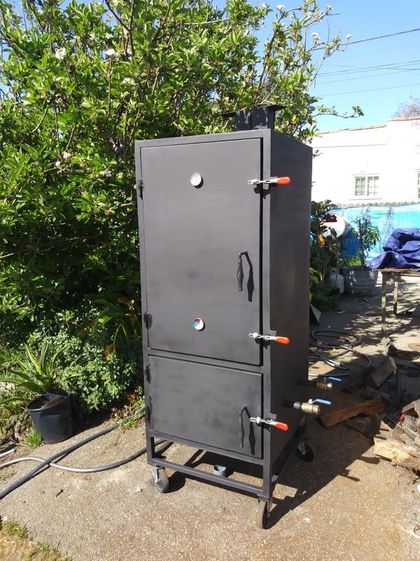Vertical reverse flow insulated bbq smoker for Sale in