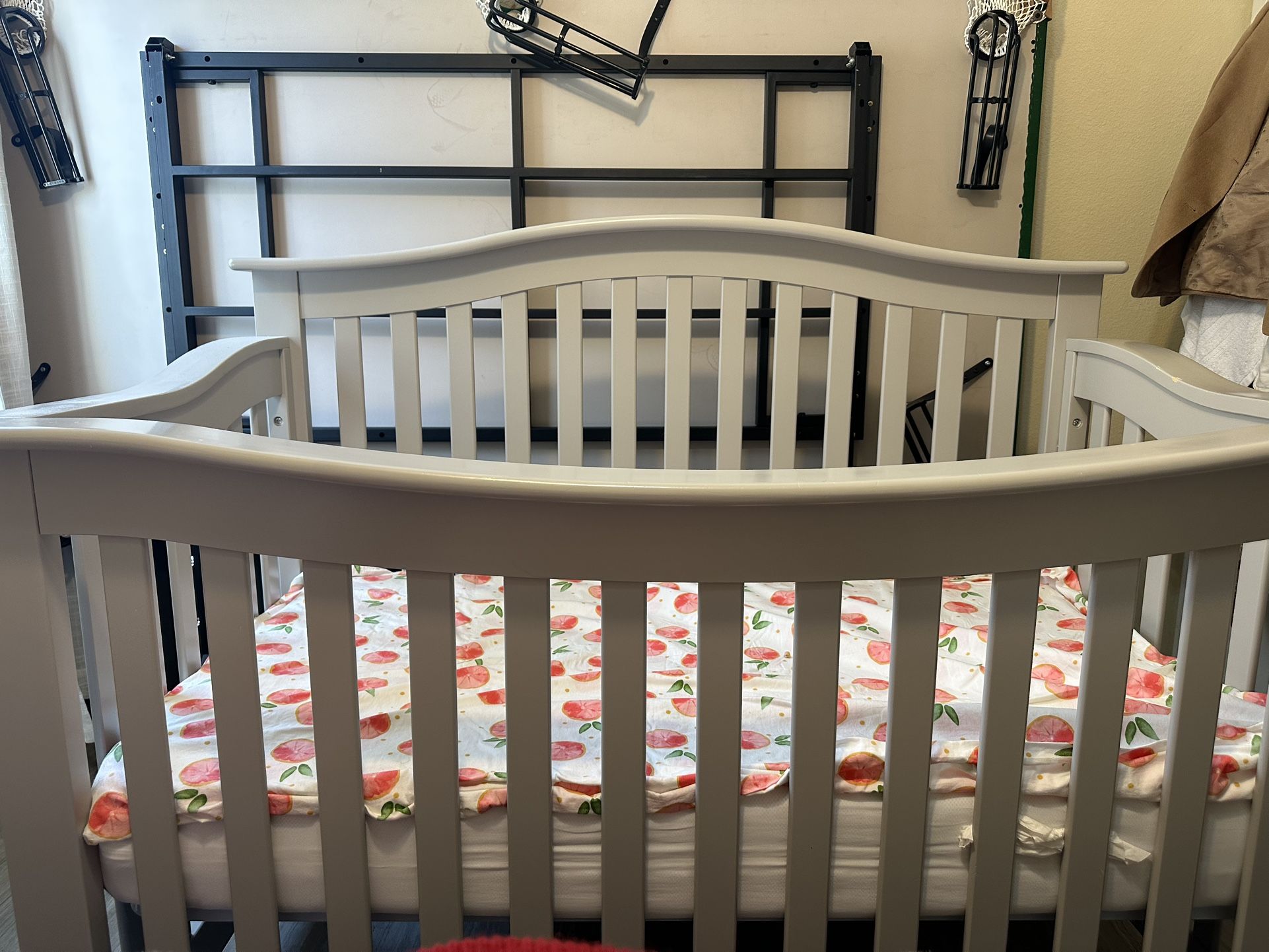 Pali Baby Crib – Like New (Includes FREE Newton Baby Breathable Mattress)