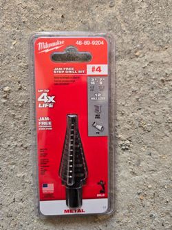 Jam free step drill bit