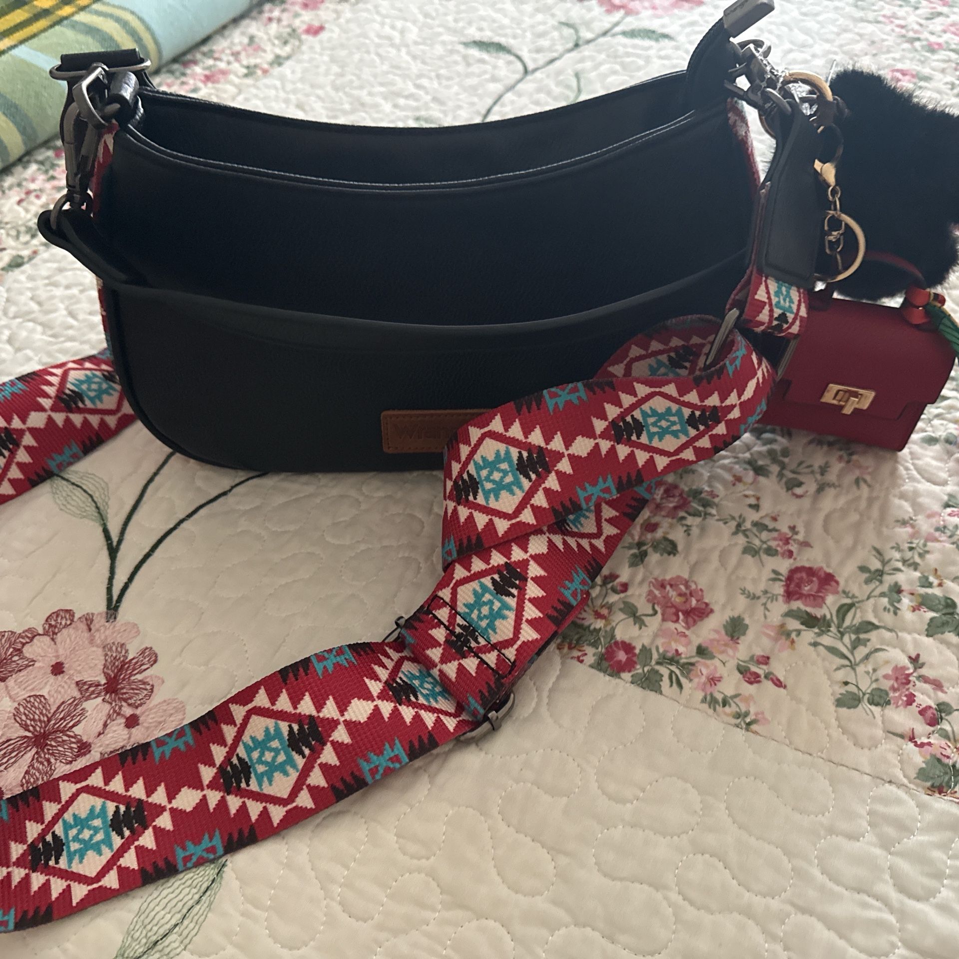 ⸻ Wrangler Black Crossbody Bag 🖤 Chic faux leather bag with colorful tribal strap — stylish, durable, and perfect for everyday wear!
