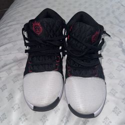 Men’s 9.5 Rare Nike LeBron James Witness 8 Basketball Shoes 