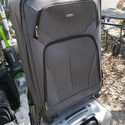 LOTS OF NICE PULL ALONG LUGGAGE 