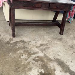 Tengo esta mesa de venta, es pura madera en $100. Está muy buena