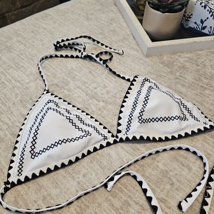 Sunny Co Clothing Women's Bikini Two Piece
- Size MEDIUM