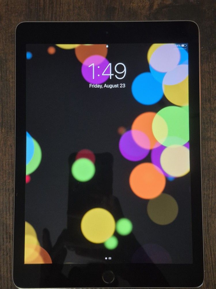iPad Pro (9.7") read description for specs*