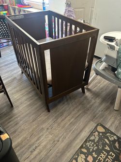 DaVinci Otto 3-in-1 Convertible Mini Crib with 4" Mattress in Walnut