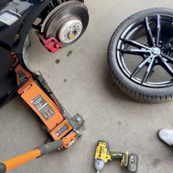 Mobile brake pads/rotor Replacement 