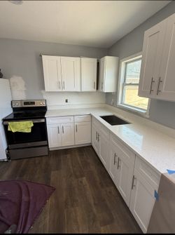 Kitchen Cabinets & Quartz Counter