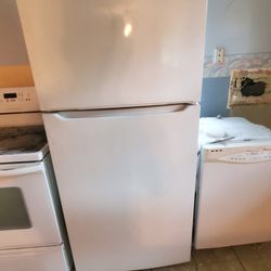 Frigidaire 18.3-cu ft Top-freezer Refrigerator - White
