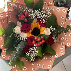 Mother’s Day Floral Arrangements - Ollita De Barro And Flower Bouquet 