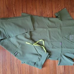 Medium Women's FIGS Scrub Set