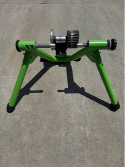 Kinetic bicycle trainer