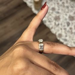 Hearts On Fire Diamond Ring 0.63 ct E SI2 with Baguette & Diamond Side Stones