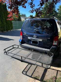 Hitch mounted cargo carrier