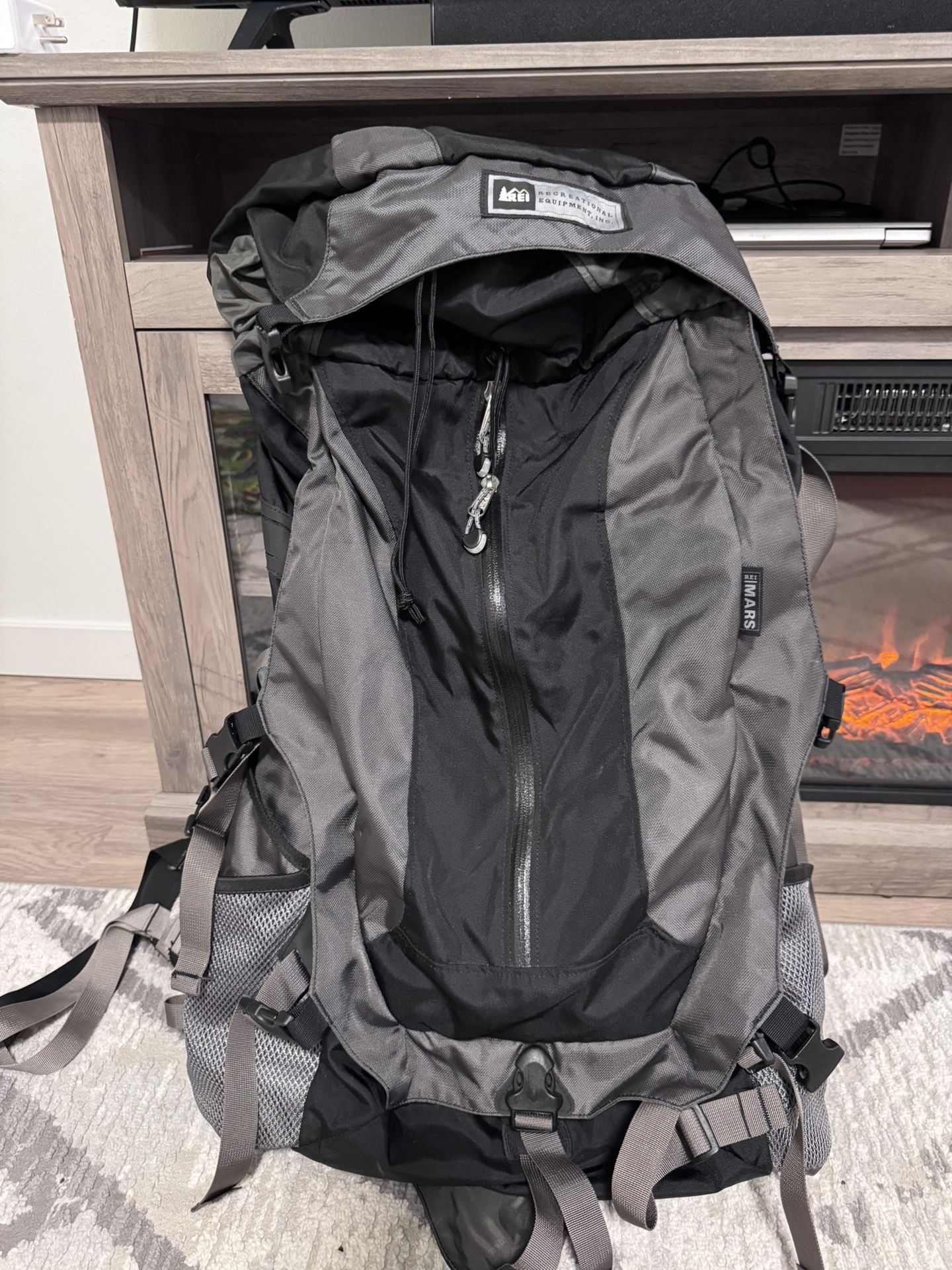 REI 85L Backpack Men's Medium Black Camping Rugged UpLift