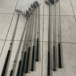 Golf set Spaulding in right handed : driver /2 woods / putter / 6 hybrid irons plus knight cart bag with shoulder strap and Club dividers . See pictur