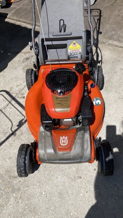 Husqvarna lawn Moore what do they call a motor on it 22 inch cut new carburetor and yes it’s got the bag that everybody wants ready to go no issues wi