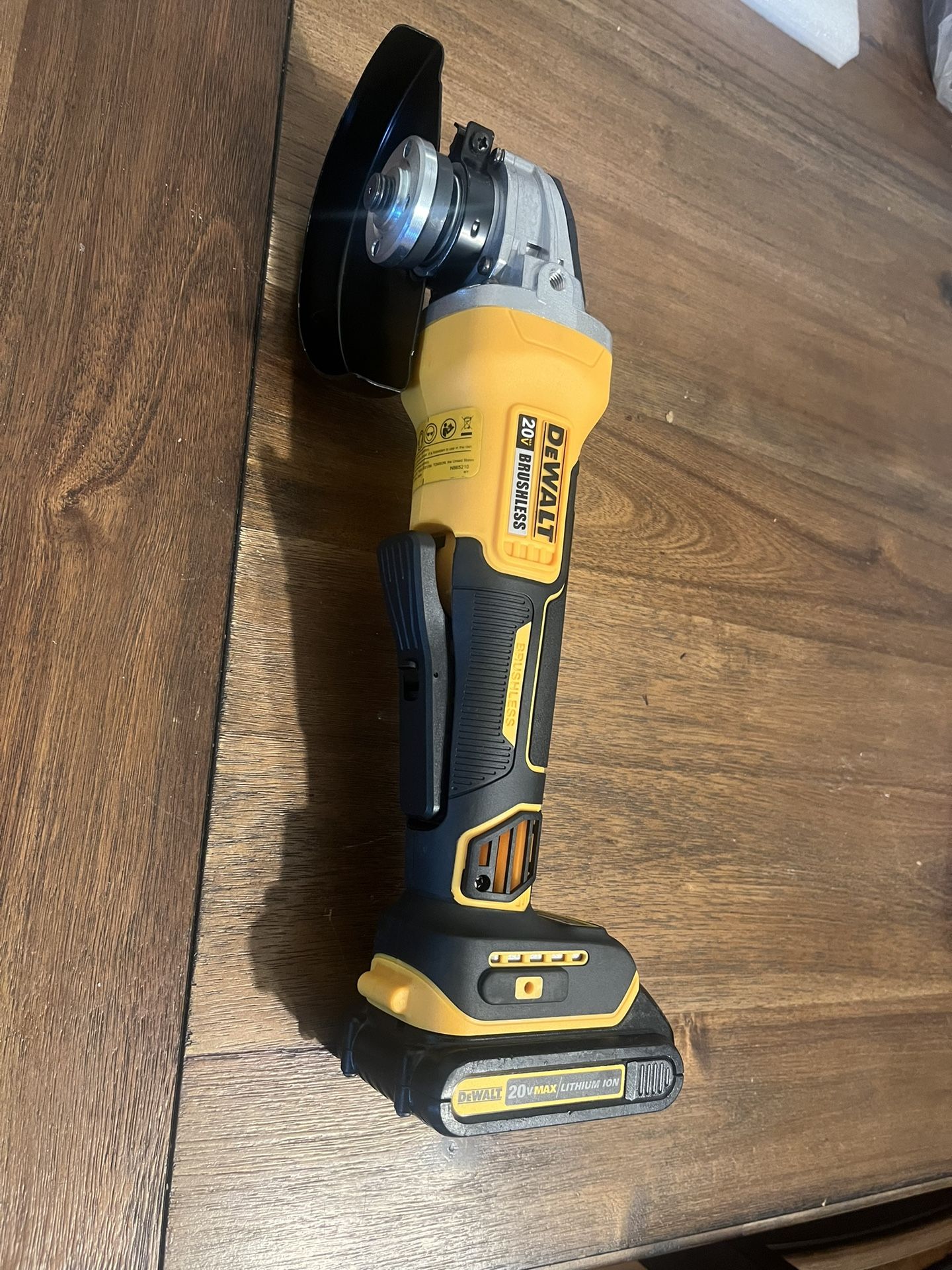 Dewalt DCG406 125mm Brushless Angle Grinder with DCB201 2.0Ah XR Li-Ion Battery Condition: Like New Description: Experience the power and precision of