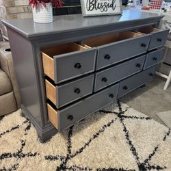✨✨ BEAUTIFUL GRAY LONG 8 DRAWER DRESSER BY LIBERTY FURNITURE ✨✨