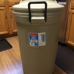 32 Gallon Rubbermaid Garbage Can