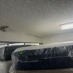 TWIN XL STEARNS & FOSTER LUX ESTATE PILLOW TOP MATTRESS & BOX SPRING BED SET