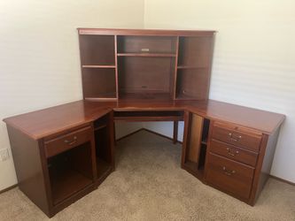 Corner Computer Desk with Hutch