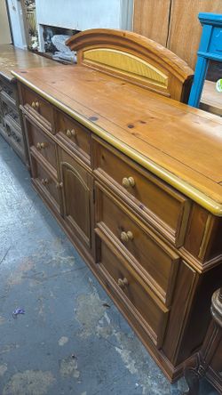 Dresser broyhill on 4 round legs