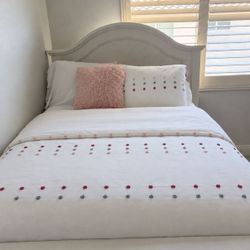 Bed And Drawers 