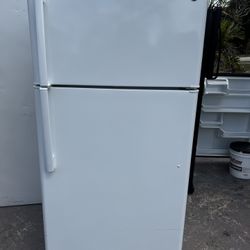 33” White Top & Bottom Refrigerator DELIVERY AVAILABLE 🚚