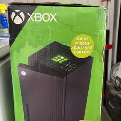 Xbox Mini Fridge ( box damaged) 
