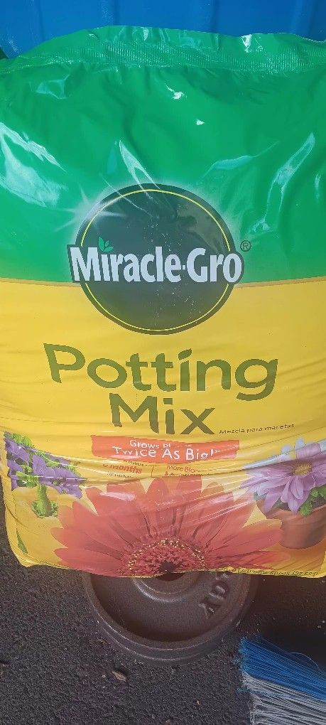 New Sack Miracle Grow Potting Mix