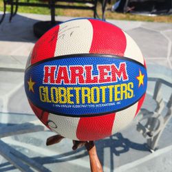 VINTAGE 1994 HARLEM GLOBETROTTERS AUTOGRAPHED  BASKETBALL IN VERY GOOD CONDITION 