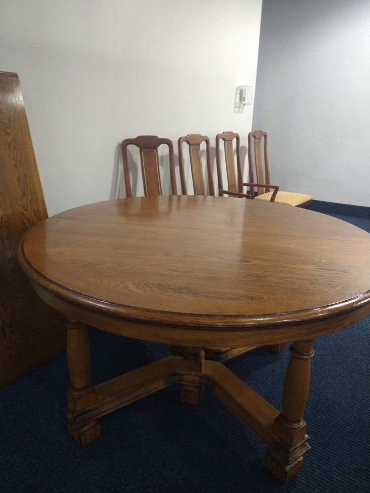 DINING ROOM TABLE W/4 CHAIRS