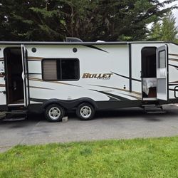 2015 Keystone Bullet 25ft Like New Fulky Equipped With Slide Out 