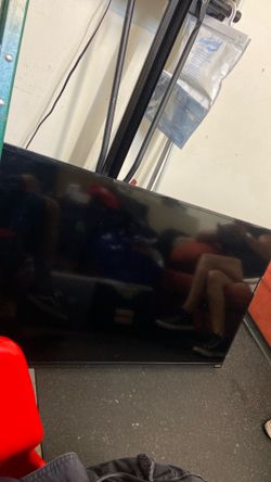 35” Vizio ( smart TV) with no REMOTE OR LEGS