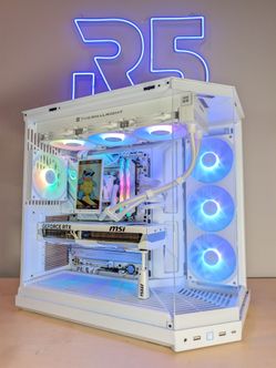 RTX 5070ti // Ryzen 9800x3D // 32GB DDR5 // 1GB Gen4 NVMe // WiFi 7