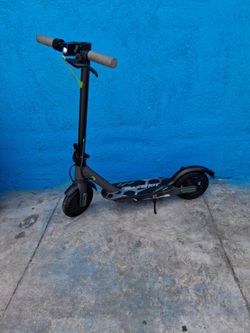 Brand new electric scooter gose 19mph for a kid or a short person missing charger but comes charged.Scooter Electrico esta nuevo corre a 19mph para ni