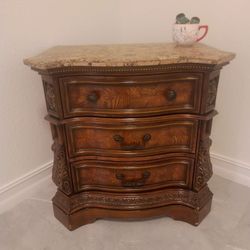 Mesa De Noche alta.   Como Nueva.     Madera Pura Y Marmol Real 