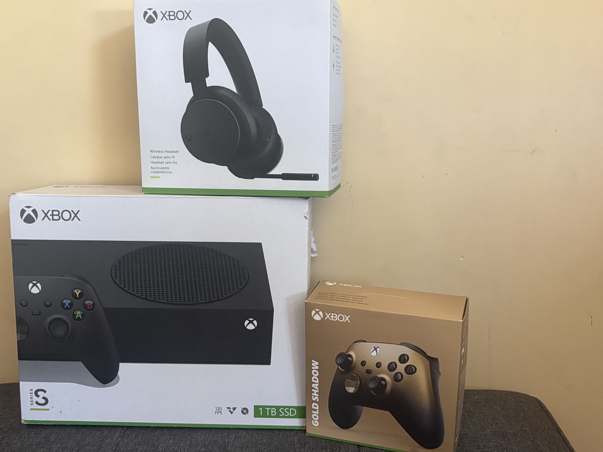 Xbox S Black, Wireless Headset And Gold Controller