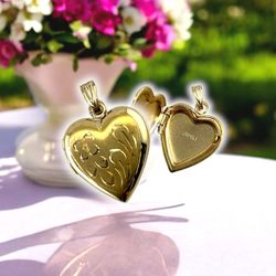 14kt 2.00g Yellow Gold Heart Shape Pendant/Charm with Floral Design.