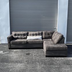 Like New Grey Sectional Couch/Sofa + FREE DELIVERY🚛