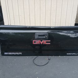 2015 GMC Sierra Tailgate